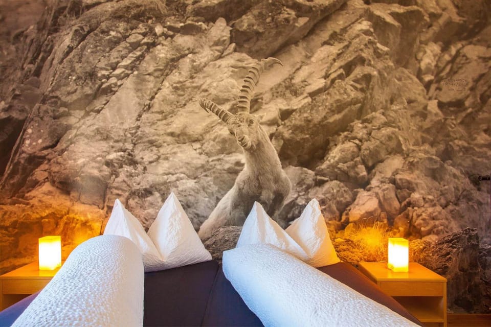 Desk, soundproofing, free WiFi, bed sheets