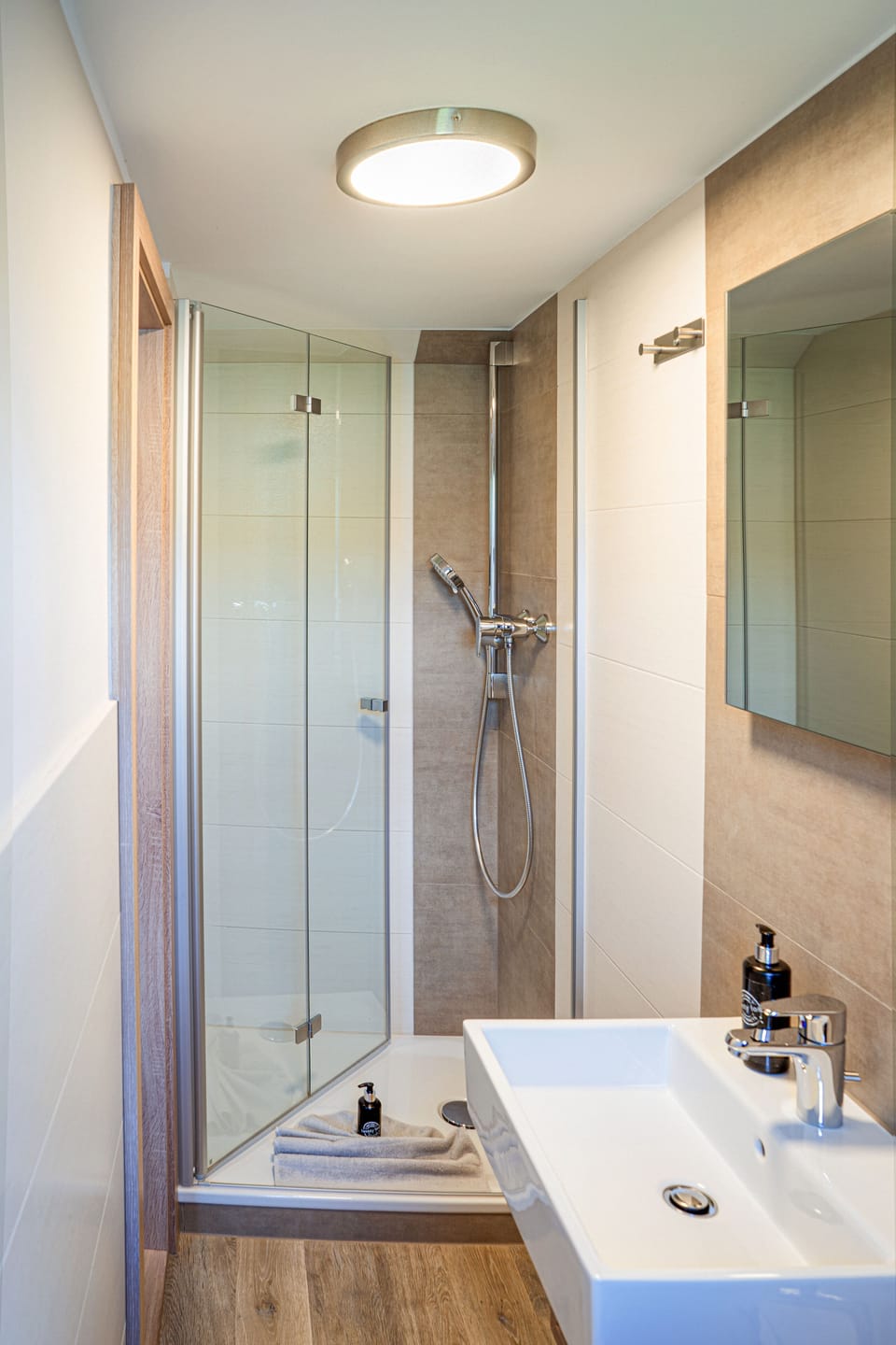Double Room | Bathroom | Shower, towels