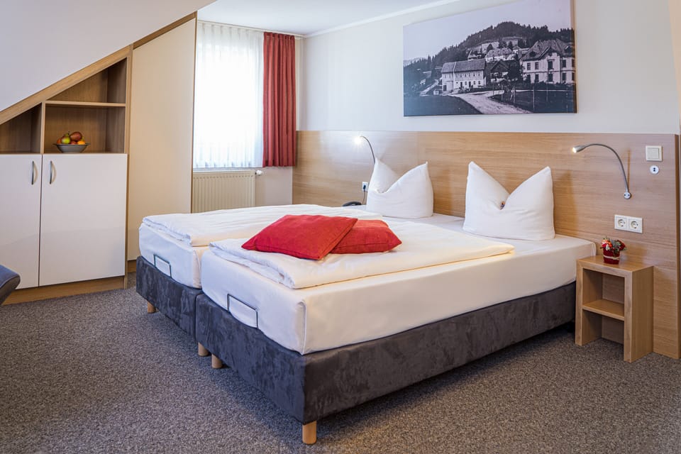 Double Room | Desk, cribs/infant beds, free WiFi, bed sheets