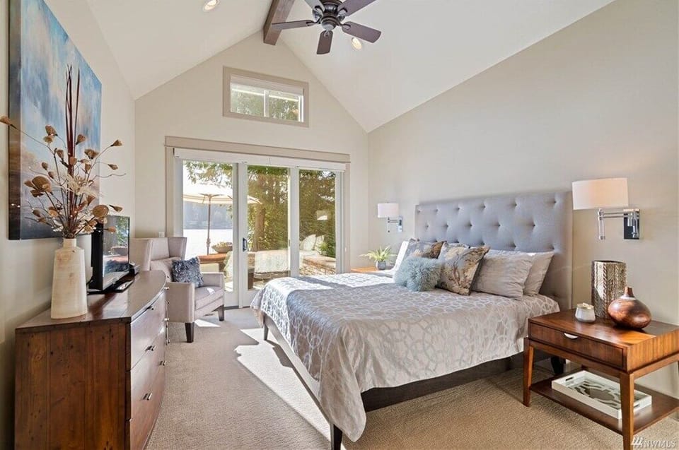 Relax in the king-size bed with breathtaking views of the lake.