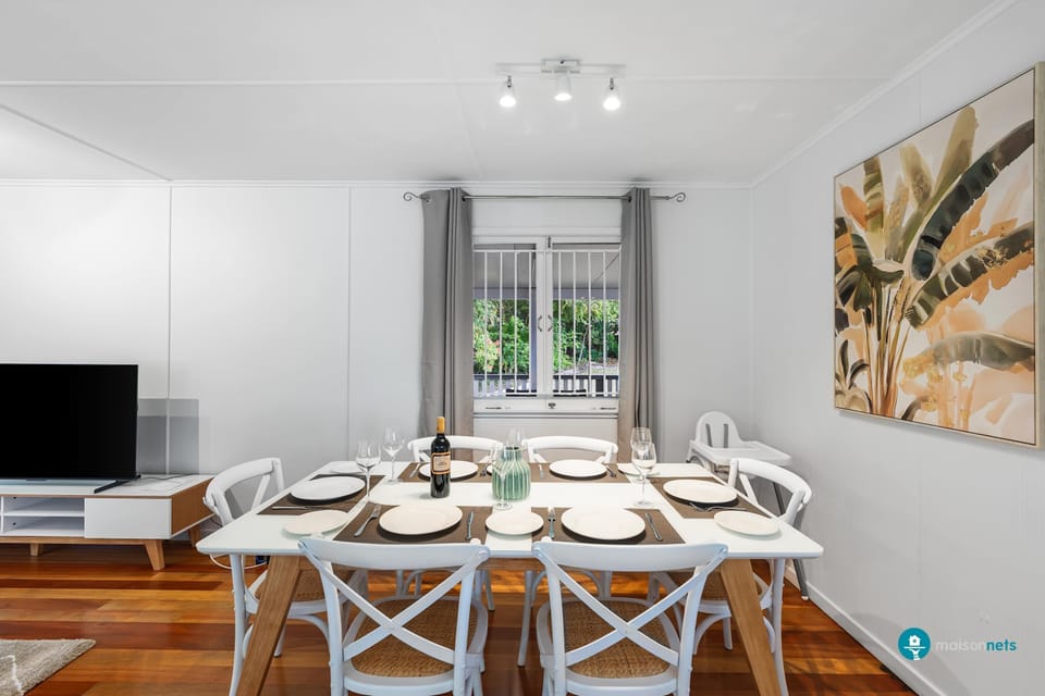 Six person dining setting in dining area