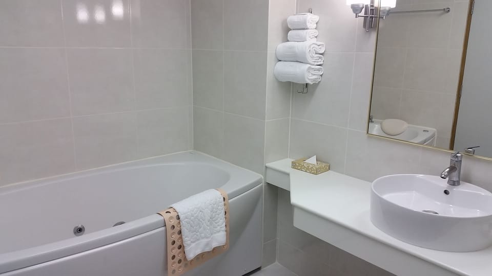 Deluxe Suite | Bathroom | Combined shower/tub, free toiletries, hair dryer, slippers