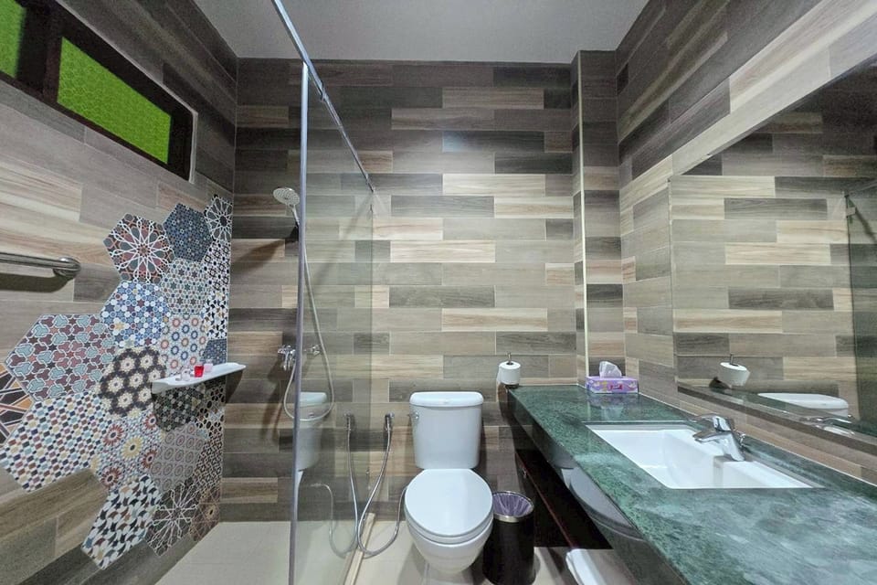 Twin Room | Bathroom | Shower, free toiletries, hair dryer, slippers