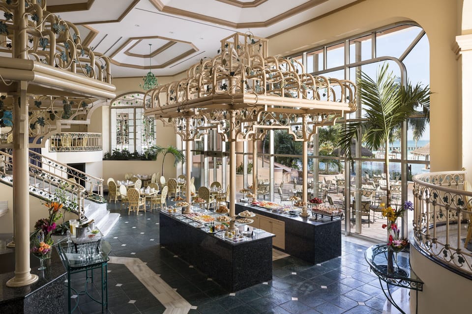 10 restaurants; dinner and brunch served