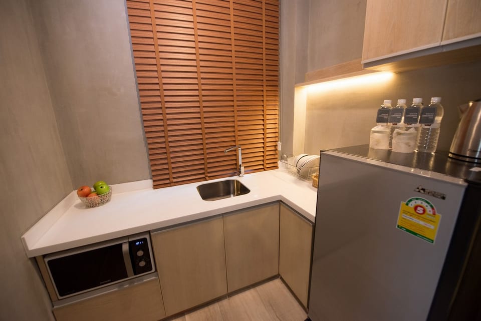 Premier Suite, 1 Double Bed, Balcony, Garden View | Private kitchen | Electric kettle