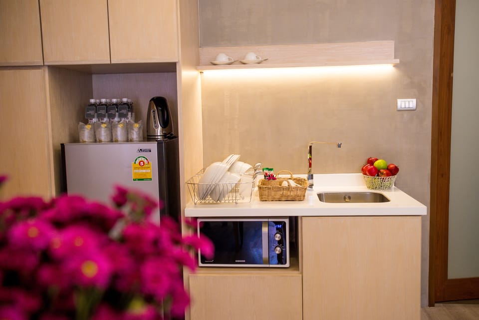 Family Room, 2 Bedrooms, 2 Bathrooms | Private kitchen | Electric kettle