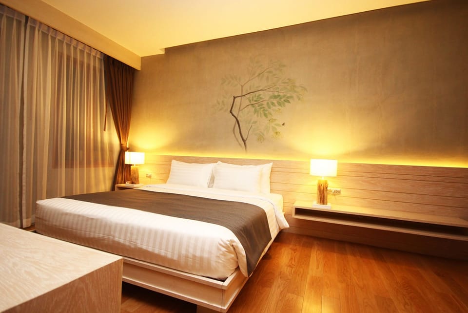 Premier Suite, 1 Double Bed, Balcony, Garden View | In-room safe, desk, blackout drapes, free WiFi