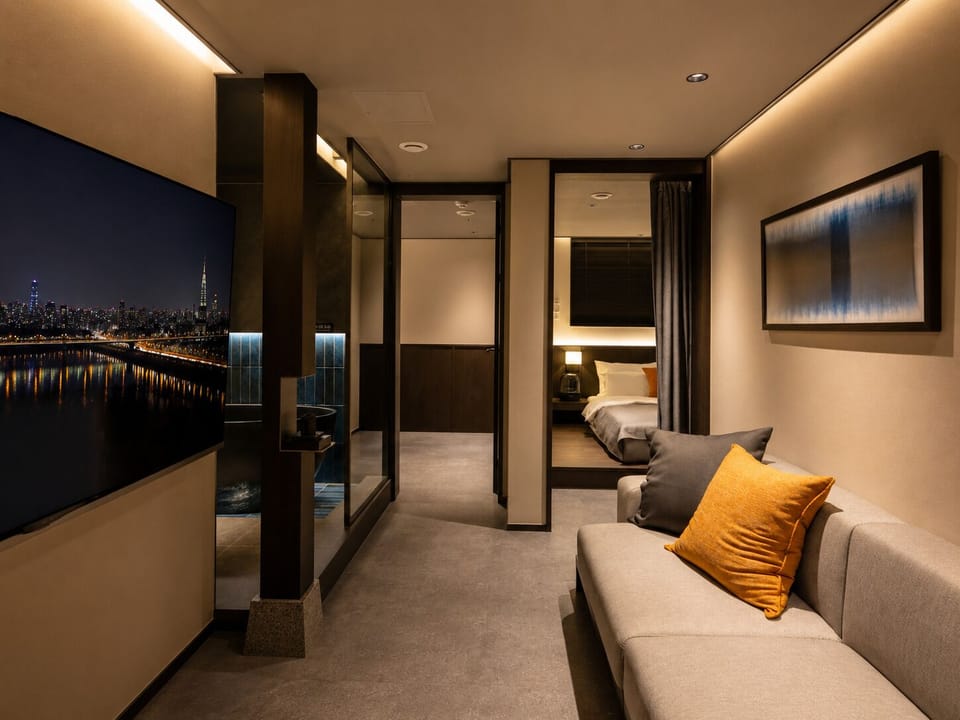 Blackout drapes, soundproofing, free WiFi