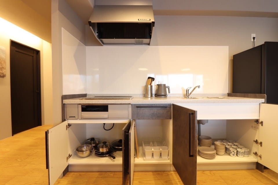 Full-size fridge, microwave, stovetop, cookware/dishes/utensils