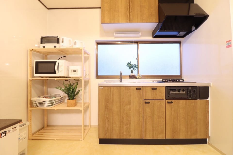 Full-size fridge, microwave, oven, stovetop