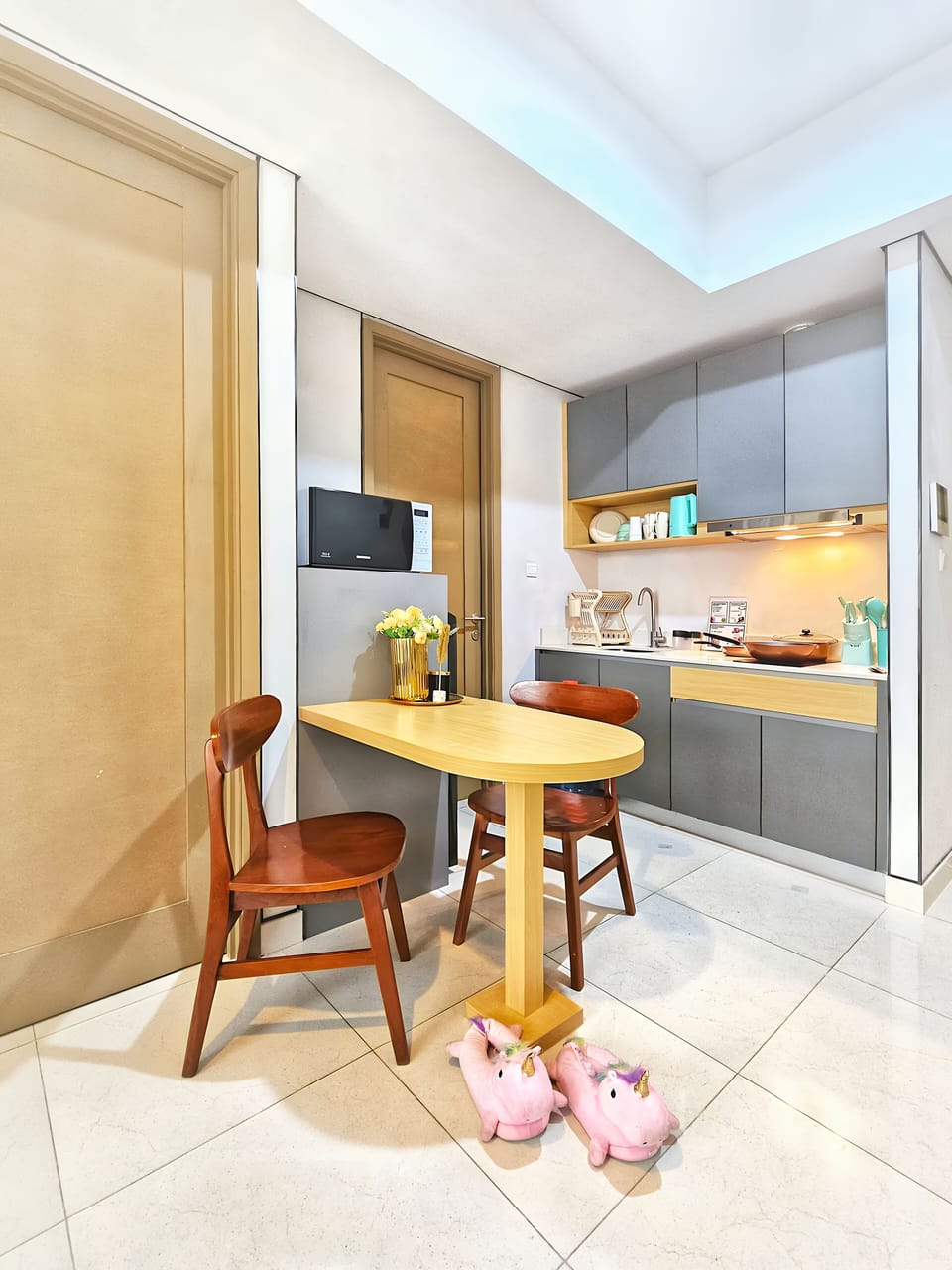 Apartment, 1 Bedroom, City View | Private kitchen | Fridge, microwave, stovetop, cookware/dishes/utensils