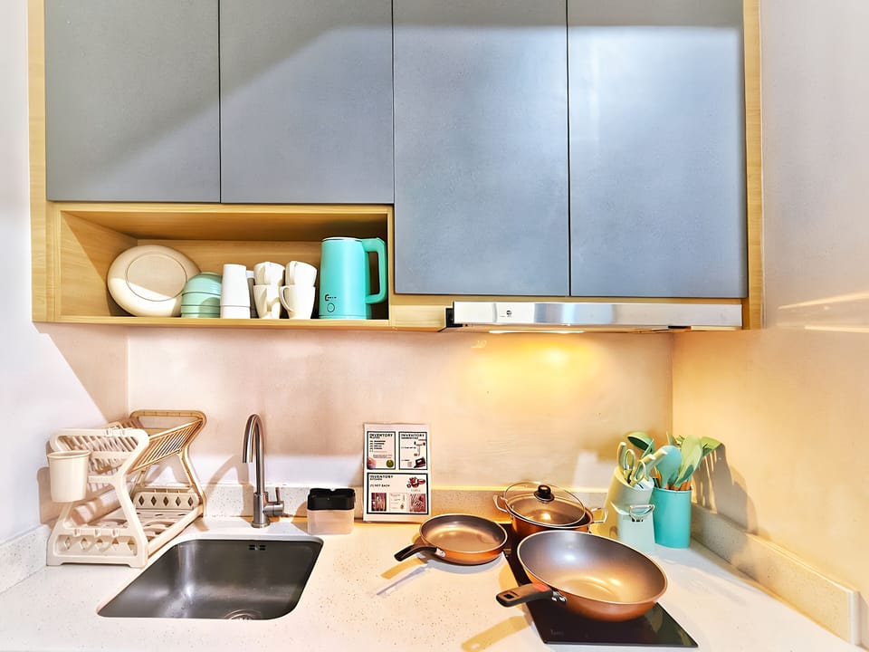 Apartment, 1 Bedroom, City View | Private kitchen | Fridge, microwave, stovetop, cookware/dishes/utensils