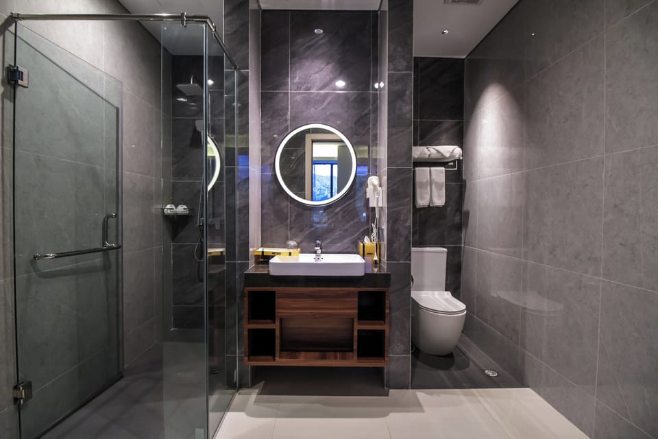 Junior Suite, Mountain View | Bathroom | Free toiletries, hair dryer, slippers, towels