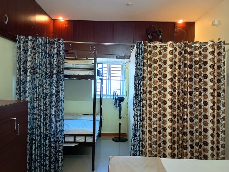 Superior Studio Suite | Desk, soundproofing