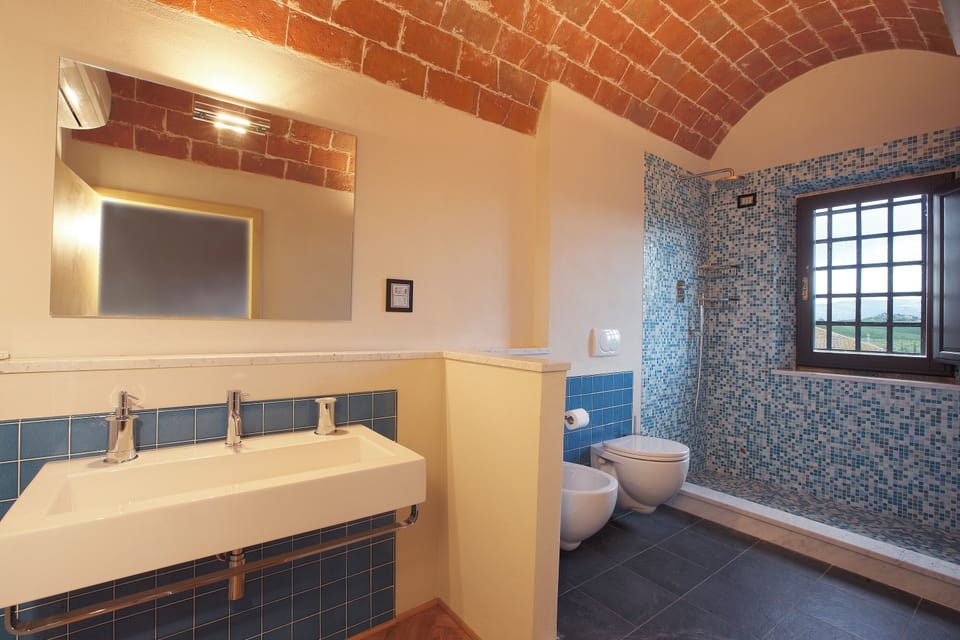Luxury Suite, Vineyard View | Bathroom | Free toiletries, hair dryer, slippers, towels