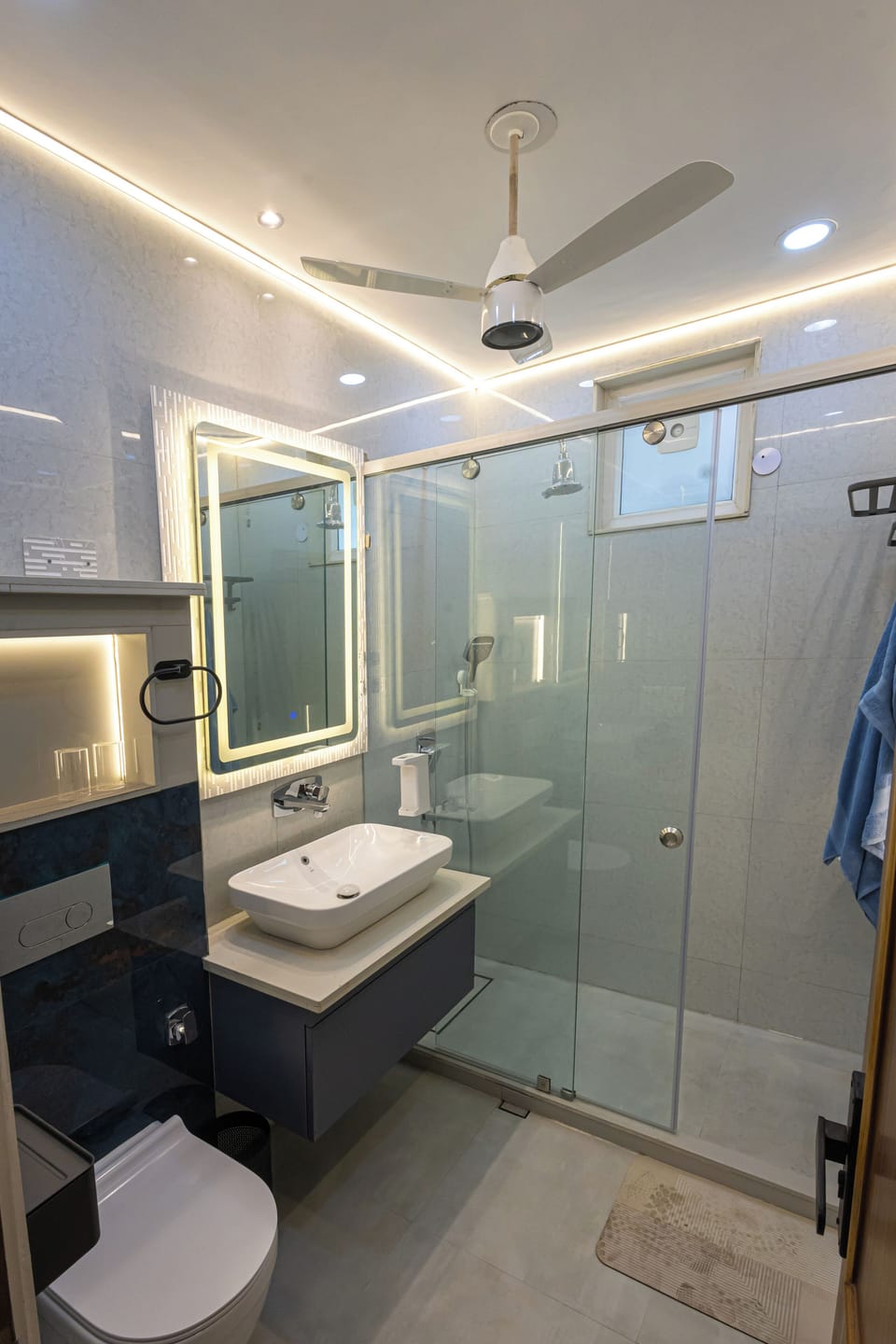 Deluxe Double Room | Bathroom | Shower, free toiletries, hair dryer, towels