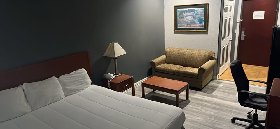 Room, 1 King Bed, Accessible, Non Smoking | WiFi (free)