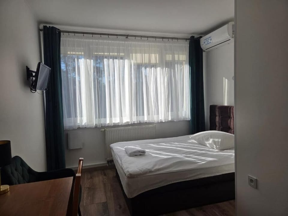 Comfort Single Room | Laptop workspace, free WiFi, bed sheets