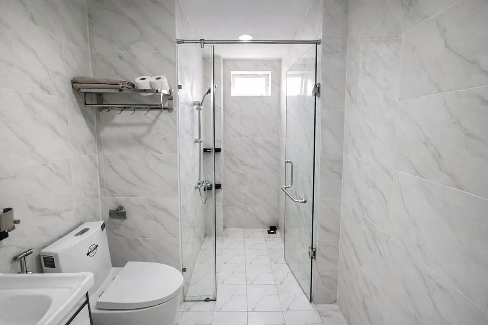 Deluxe Apartment | Bathroom | Shower, free toiletries, towels, soap
