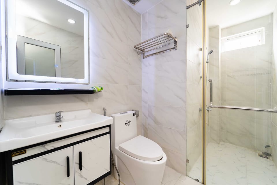 Deluxe Double Room | Bathroom | Shower, free toiletries, towels, soap