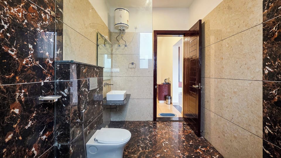 Premium Double Room | Bathroom | Shower, free toiletries, towels, soap