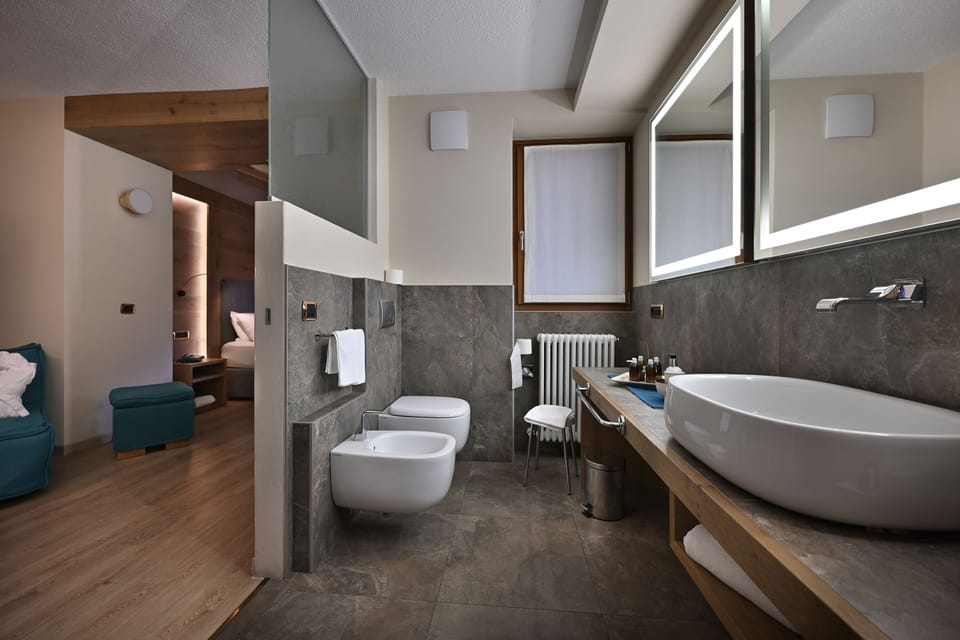 Deluxe Double or Twin Room, Balcony, Mountain View | Bathroom | Free toiletries, hair dryer, slippers, bidet