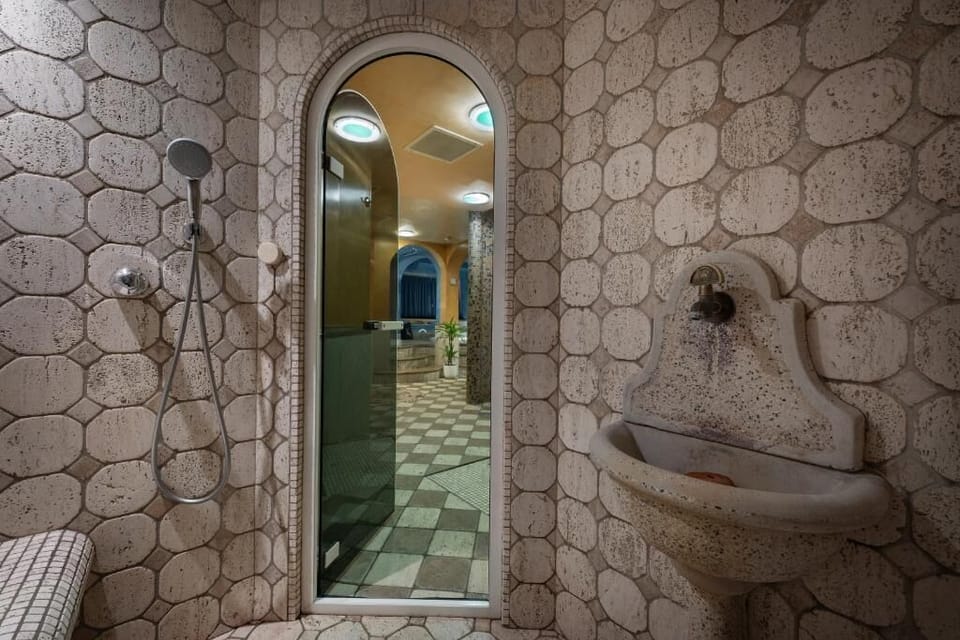Sauna, hot tub, steam room, hot stone massages, deep-tissue massages