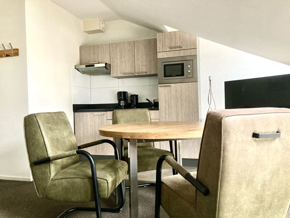 Studio (3rd floor) | Desk, iron/ironing board, free WiFi, bed sheets