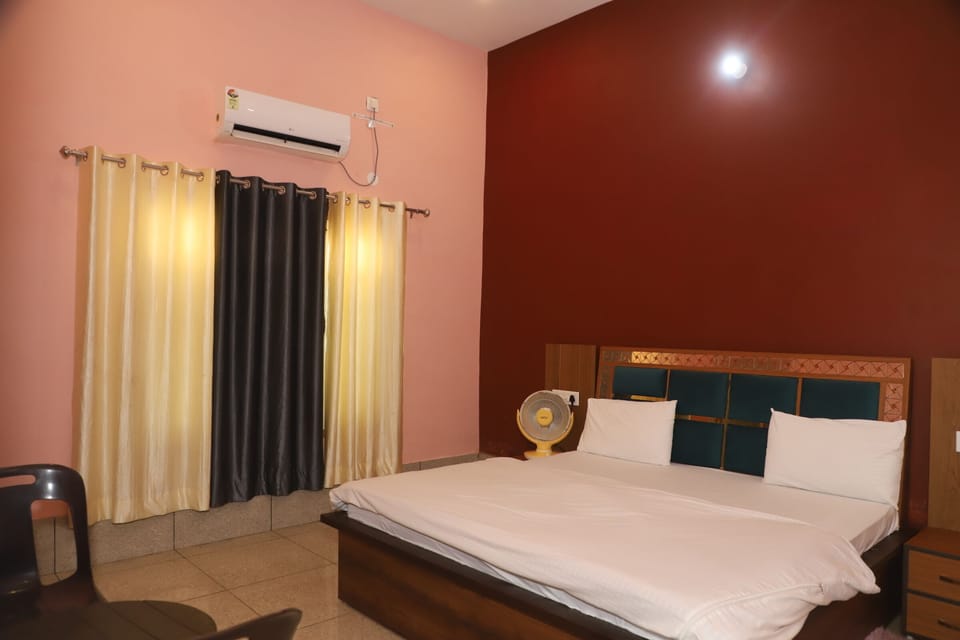 Deluxe Room | Desk, free WiFi