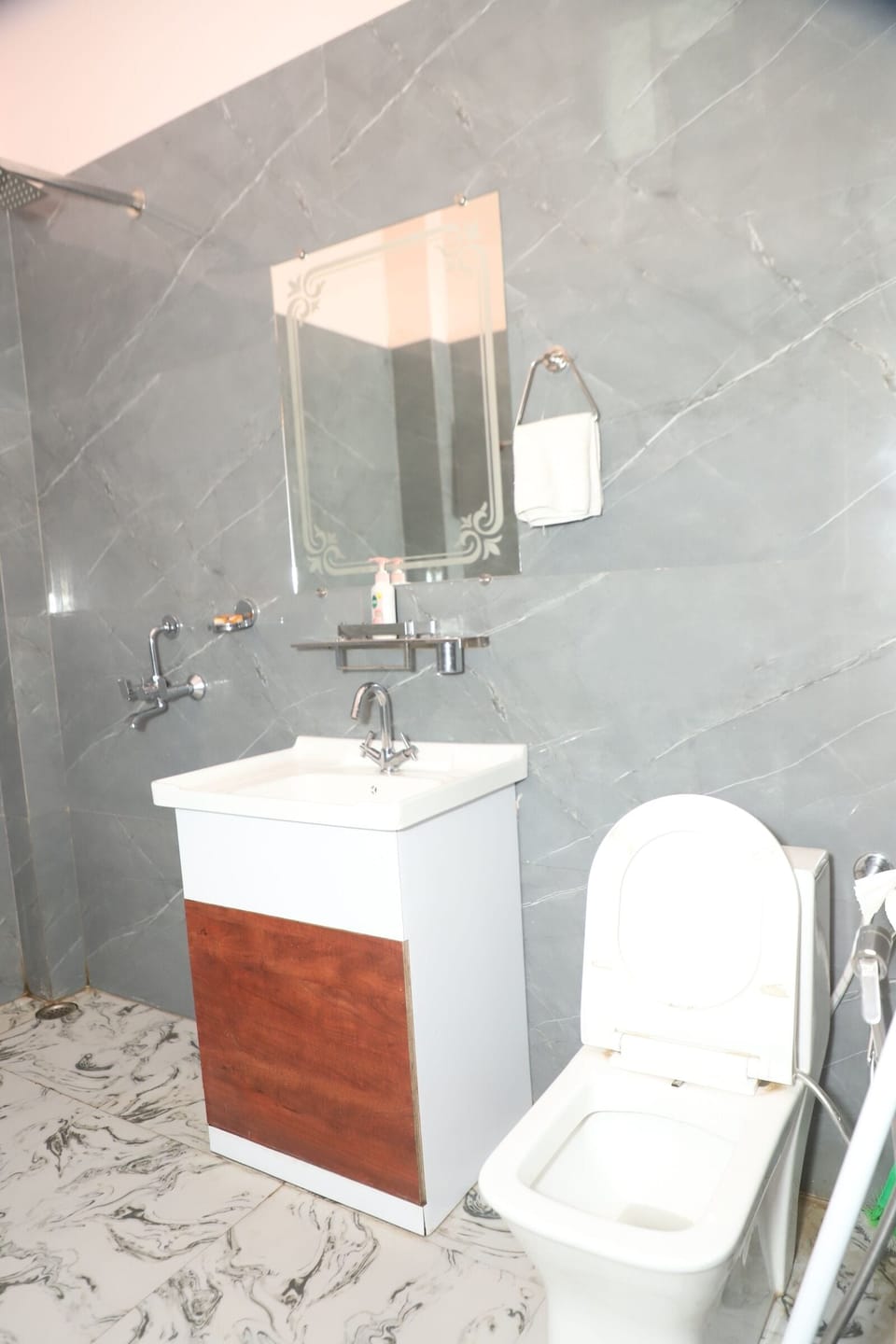 Deluxe Room | Bathroom | Shower, towels, soap, shampoo