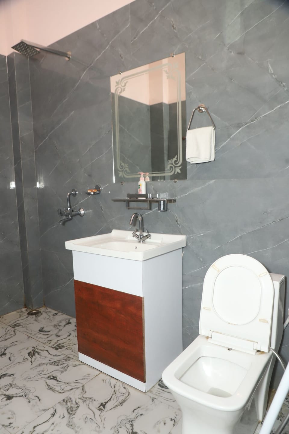 Deluxe Room | Bathroom | Shower, towels, soap, shampoo