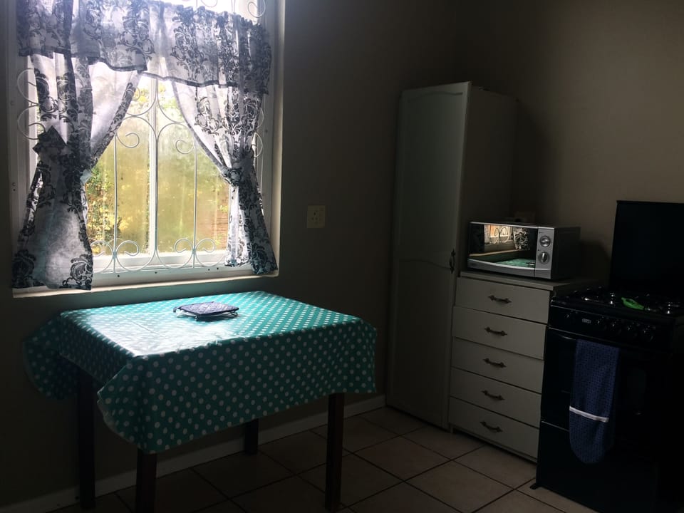 Fridge, coffee/tea maker