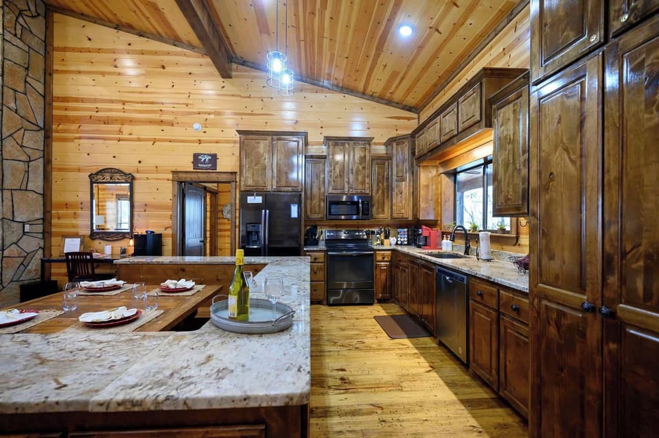 Cabin, Multiple Beds, Hot Tub, Garden View (Hoot's Hideaway) | Private kitchen