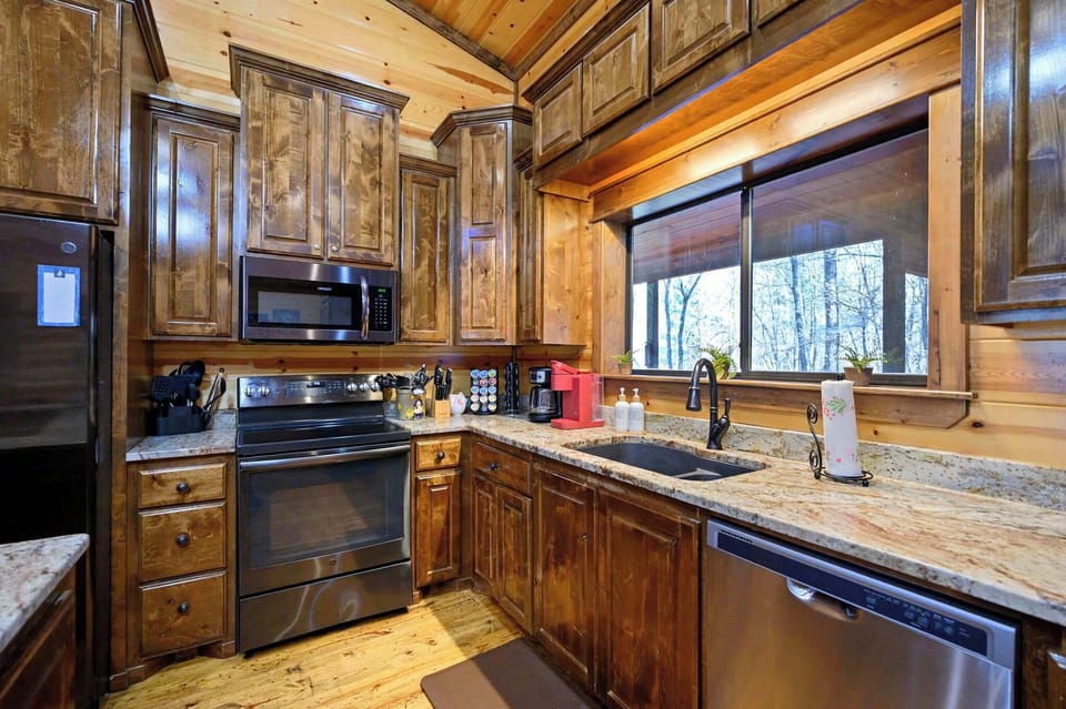 Cabin, Multiple Beds, Hot Tub, Garden View (Hoot's Hideaway) | Private kitchen