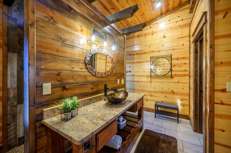 Hoot's Hideaway w/ Hot Tub Cabin in Oklahoma
