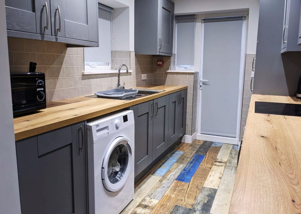 Family House, 6 Bedrooms | Private kitchen