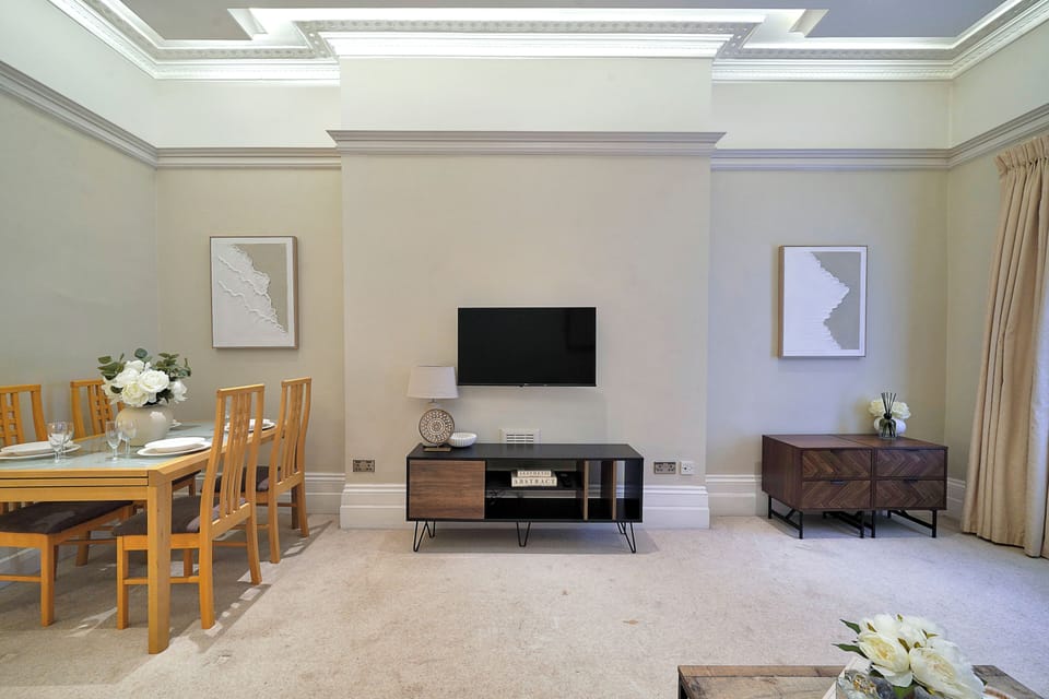 Basic Apartment | Dining