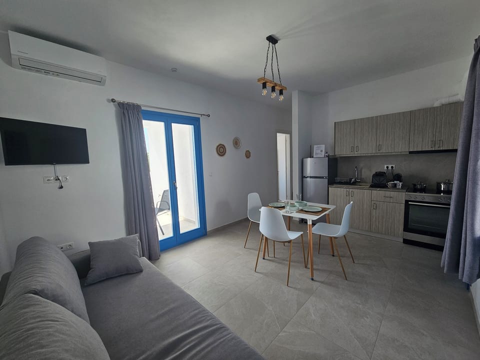 Apartment, 1 Bedroom, Balcony, Ground Floor | Living area