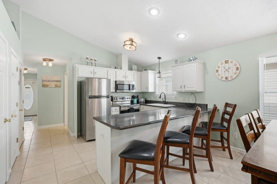 Full kitchen with breakfast bar and all the cooking essentials