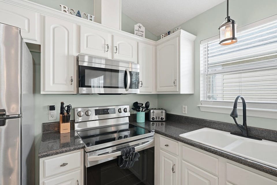 Updated kitchen with all the cooking essentials