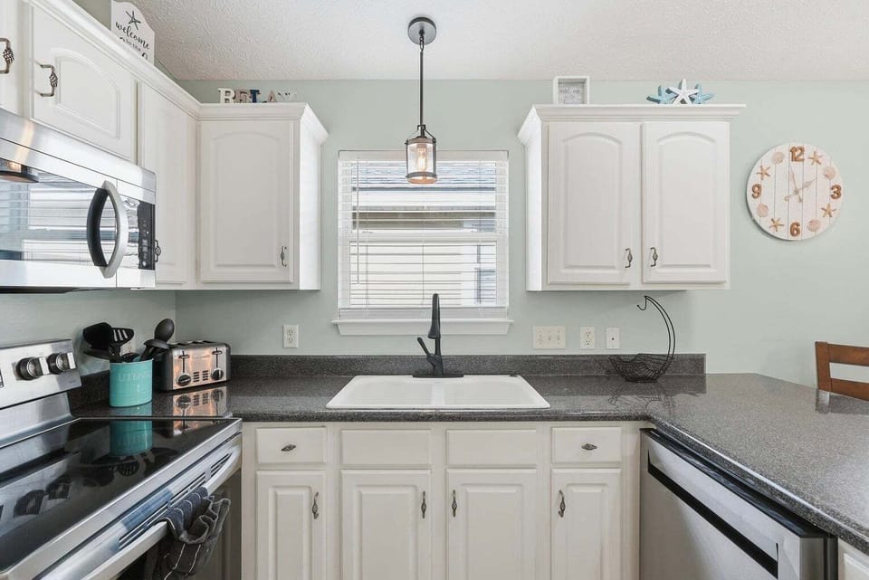 Updated kitchen with all the cooking essentials