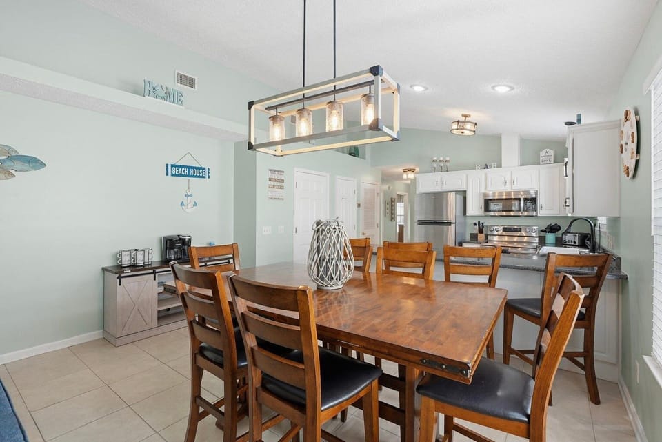 Dining area with seating for 6