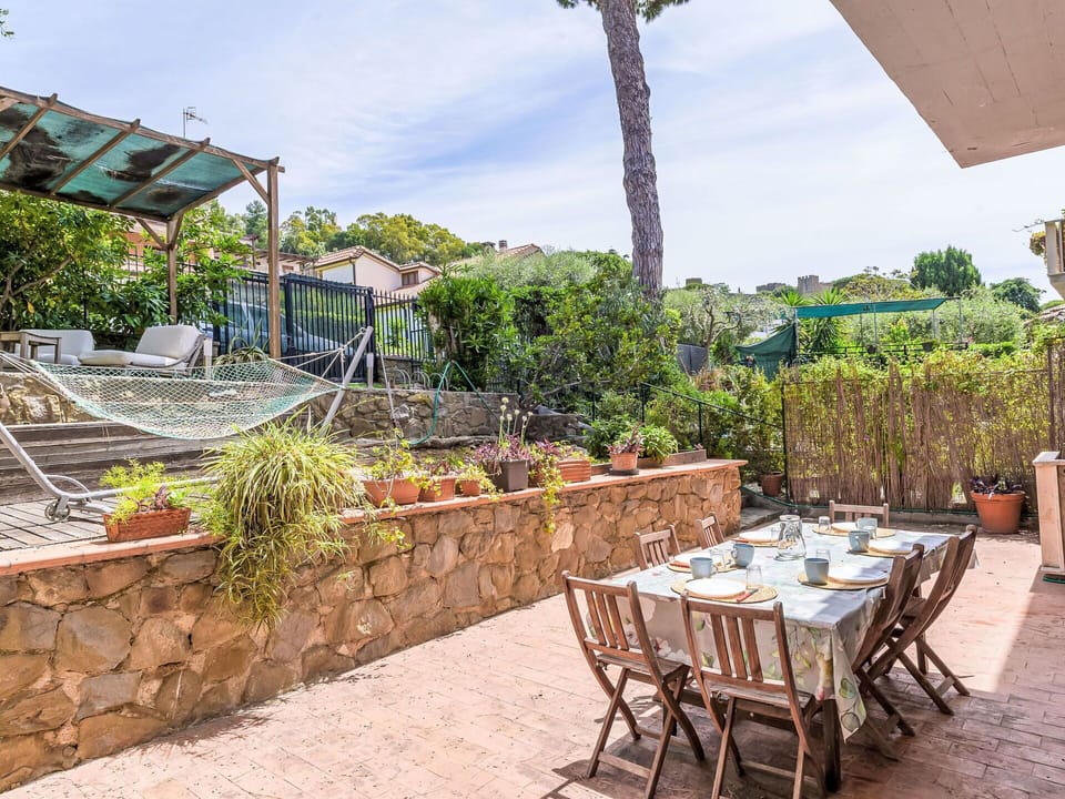 Shrub, Furniture, Resort, Outdoor Furniture, Chair, Garden, Shade, Eco Hotel, Landscaping, Backyard