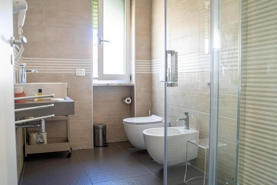 Comfort Double Room, 1 Double Bed, Balcony | Bathroom | Free toiletries, hair dryer, bidet, towels