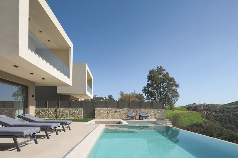 A 35 m² infinity pool sets the scene for slow, sunlit days.