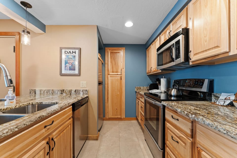 Full kitchen with breakfast bar.