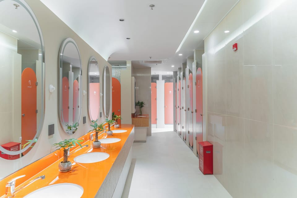 Shower, rainfall showerhead, free toiletries, hair dryer