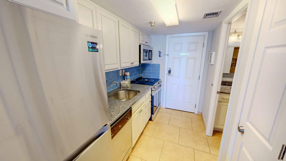 Studio | Private kitchen | Fridge, oven, coffee/tea maker, toaster