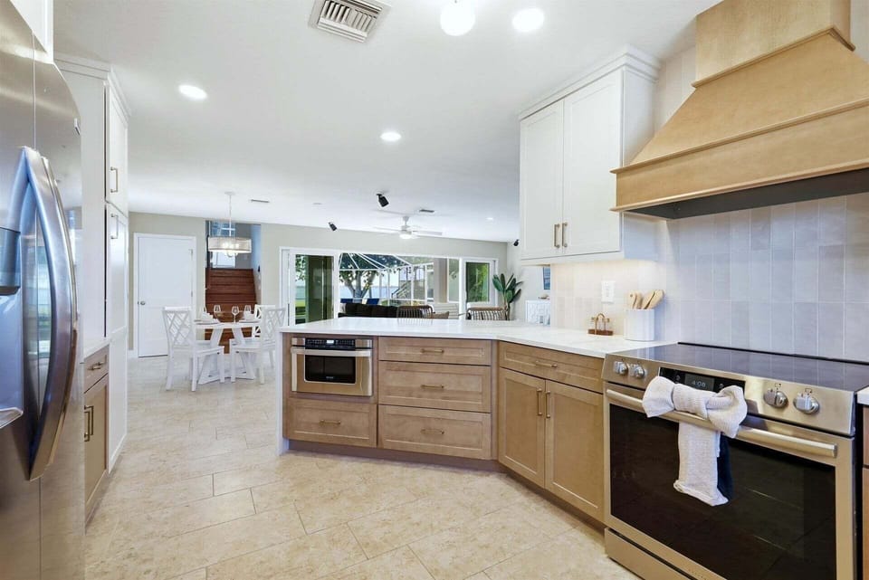 House, 4 Bedrooms | Private kitchen | Fridge, oven, coffee/tea maker, toaster