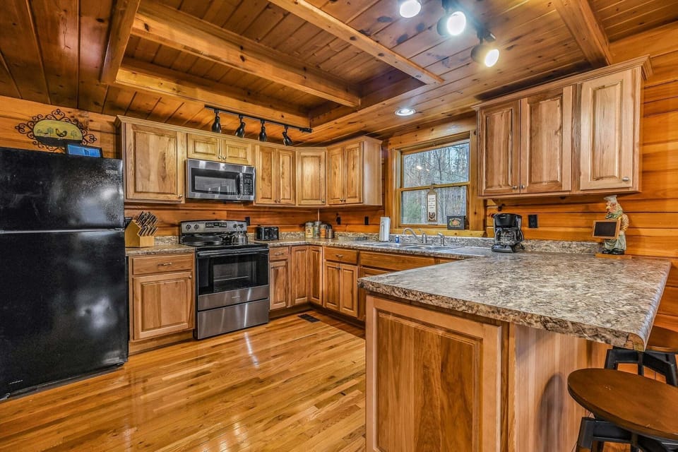 Cabin, 3 Bedrooms | Private kitchen | Coffee/tea maker, fridge, oven, toaster